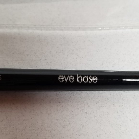 Glo Minerals Eye Base Brush Flat Headed Make Up Brushes - Picture 2 of 2